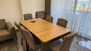 a conference room with a wooden table and chairs at Akçakale Konaklama in Akcaabat