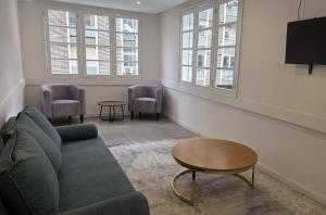 a living room with a couch and a table at Pérola Suítes Boutique Hotel in Luanda