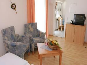 a living room with two chairs and a table at Sommerhof Rauber in Immenstaad am Bodensee