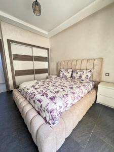 a bedroom with a large bed with a large bedspread at Horizon Relax in Mohammedia