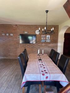 a dining room with a table and chairs at Casa Bianca in Băile Herculane