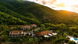 an aerial view of a resort in a mountain at Hotel Epavlis in Káto Poróïa