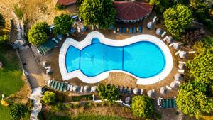 an overhead view of a swimming pool in a park at Hotel Epavlis in Káto Poróïa