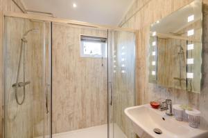 a bathroom with a shower and a sink at 3 Bed in York oc-90401 in Riccall +44 photos