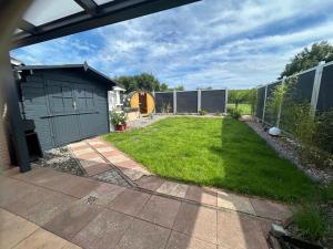 a backyard with a yard with a shed at Kleine Austernperle in Dornumersiel