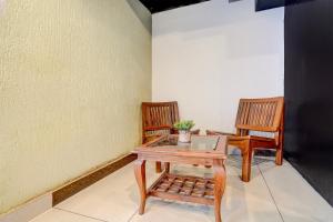 two chairs and a table in a room at Super Townhouse Oak ISBT Bus Terminal Dehradun Formerly Hotel Himalayan in Dehradun +33 photos