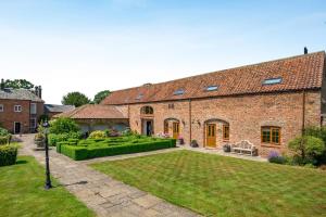 a brick house with a garden in front of it at 2 Bed in Driffield oc-79279 in Wold Newton