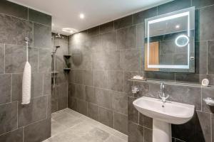 a bathroom with a sink and a shower at 2 Bed in Driffield oc-79279 in Wold Newton +25 photos