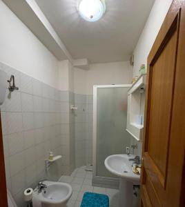 a bathroom with a sink and a shower and a toilet at Da Gabriele è vacanza in Gubbio