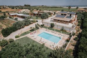 an aerial view of a house with a swimming pool at Dimora La Vignazza in Marzamemi