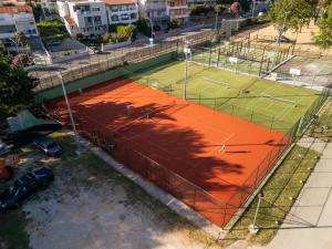 an overhead view of a tennis court at Camping Almissa in Omiš