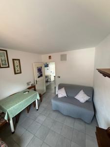 a living room with a couch and a table at Casa Tre Fiori 2 in Serra Rocco