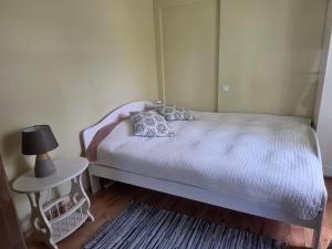 a small bedroom with a bed and a table at Papli Villade Apartment in Pärnu