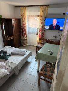 a room with two beds and a flat screen tv at Casa Tre Fiori 2 in Serra Rocco