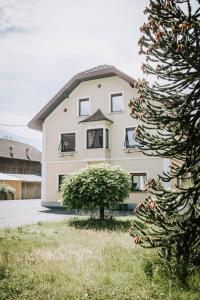 a white house with a christmas tree in front of it at Villa Limoncello in Hard