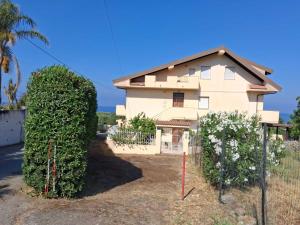 a house with a fence and some bushes at La quiete dell'Ammiraglio 2 in Ioppolo