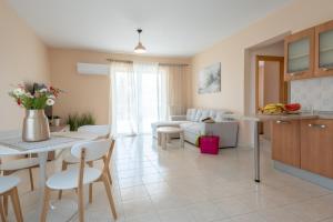 a kitchen and living room with a table and chairs at Kos Happy living in Lampi