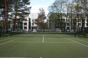 Tenis alebo squash v ubytovaní Apartamenty Karawela - Nadmorski Dwór alebo jeho okolí