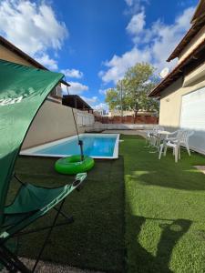 a backyard with a swimming pool and a green tent at Queen in Qiryat Ata