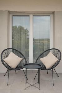 two chairs and a table in front of a window at Ferienwohnung Eifelmomente in Rittersdorf