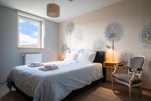 a bedroom with a bed and a desk and a chair at L'Oasis d'Yza in Gedinne