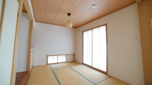 an empty room with two large windows at maison de plum in Nasushiobara +19 photos