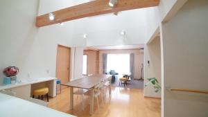 a kitchen and dining room with a table and chairs at maison de plum in Nasushiobara