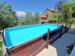 a swimming pool on the back of a house at House Tramonto D'oro in Ficulle