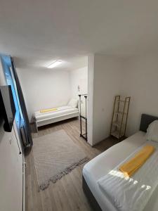 a small room with a bed and a desk at Zimmervermietung Wels in Wels