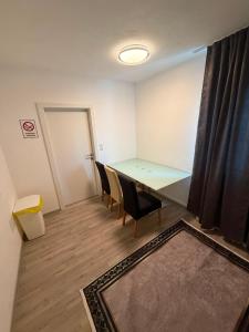 a room with a table and chairs and a window at Zimmervermietung Wels in Wels