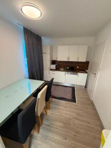 a kitchen with a table and chairs in a room at Zimmervermietung Wels in Wels