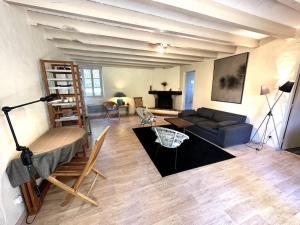 a living room with a couch and a table at Escapeteu in Azur