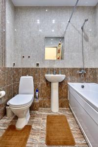 クラスノダールにあるPanorama Apartmentsのバスルーム(トイレ、洗面台、バスタブ付)