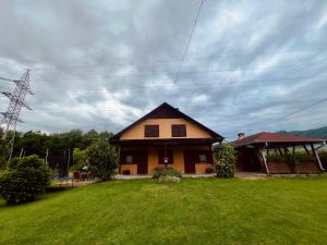 a small house in a yard with a green lawn at Hanga Apartments in Sovata