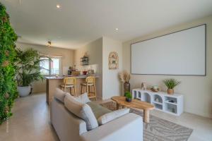 a living room with a couch and a table at La Bali, Luxe et relaxation in La Ferté-Gaucher