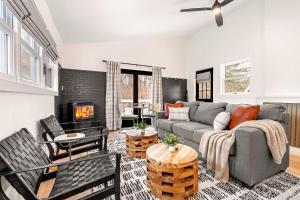 a living room with a couch and a fireplace at Launchpoint Lodge in Lincoln