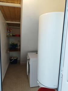 a small kitchen with a stove and a refrigerator at Casa Bela in Sagres