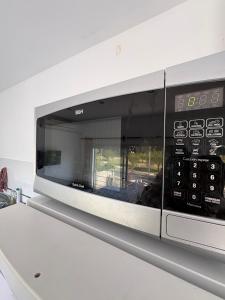 a microwave oven sitting on top of a counter at Departamento Temporal con Cochera in Paraná