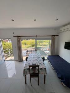 a bedroom with a table and a bed and a window at Departamento Temporal con Cochera in Paraná