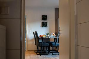 a dining room with a table and chairs at Shaft by Loftigo - Apartment mit Wellnessdusche in Übach-Palenberg