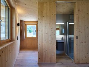 a room with a wooden wall in a house at Holz100 Kleinhaus in Attinghausen