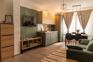 ein Wohnzimmer mit Küche und Esszimmer in der Unterkunft CITADEL VIEW in Târgu Neamţ