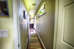 a hallway with green walls and a long hallway at Lakefront Aviators Aurora Retreat in North Pole
