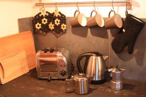 un bancone cucina con tostapane, bollitore per tè e tazze di Apartment Angelina ad Andalo