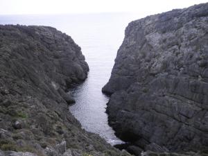 Blick auf einen Fluss zwischen zwei felsigen Klippen in der Unterkunft Grandes Apartments Kouremenos in Palekastro