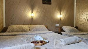 a hotel room with two beds with towels on them at Studio Eli sa dvorištem in Veliko Gradište