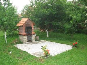 a brick oven in the middle of a yard at Agroturystyka u Jasienka in Mrukowa