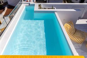 a swimming pool with two chairs and a sink at DamnView Montargil Alentejo in Montargil