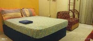 a bed sitting in a room with a chair at Sahansa hotel in Nugegoda