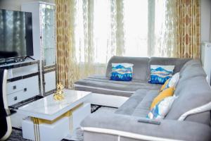 a living room with a couch and a tv at super apparemment pour vos vacances in Neuilly-sur-Marne